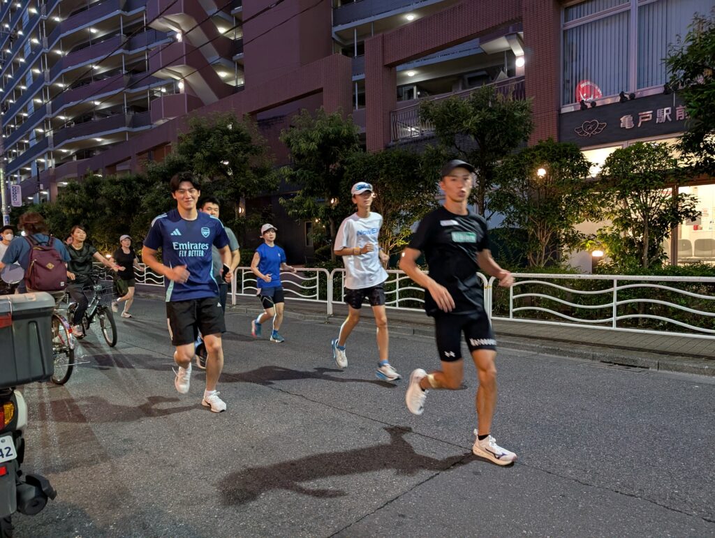 江東区亀戸の町並みを観ながらランニングをしている宇野けんたろうとイベント参加者の様子