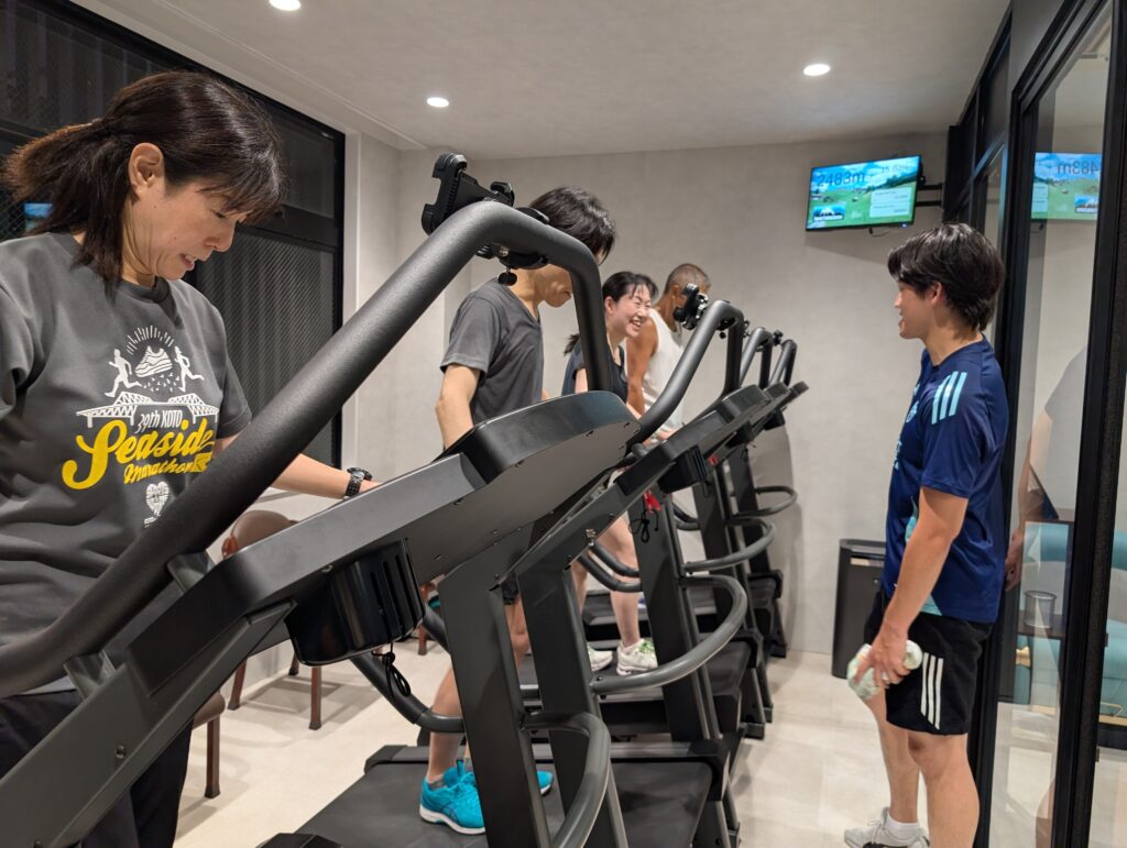 低酸素トレーニングのやり方を伝えているリカバリーフィットネスサロン3Poのスタッフと参加者の様子
