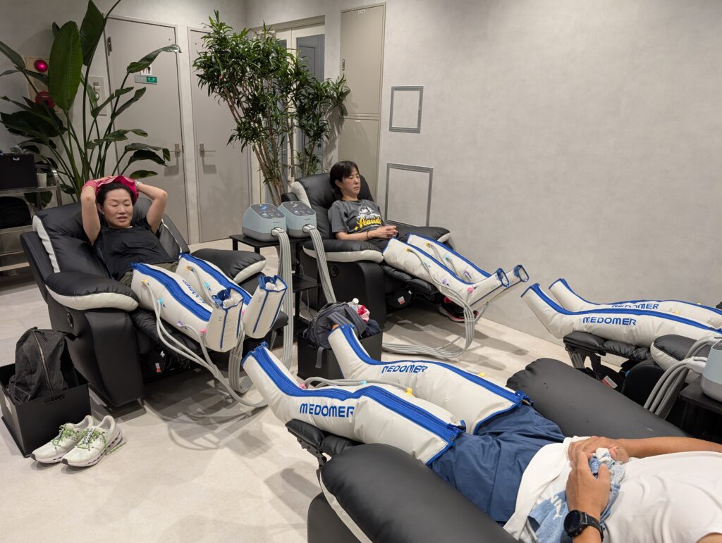 亀戸のリカバリーフィットネスサロン3Poで低酸素トレーニングのあとに筋肉をほぐすリカバリー体験で「整う」を体験するイベント参加者の様子
